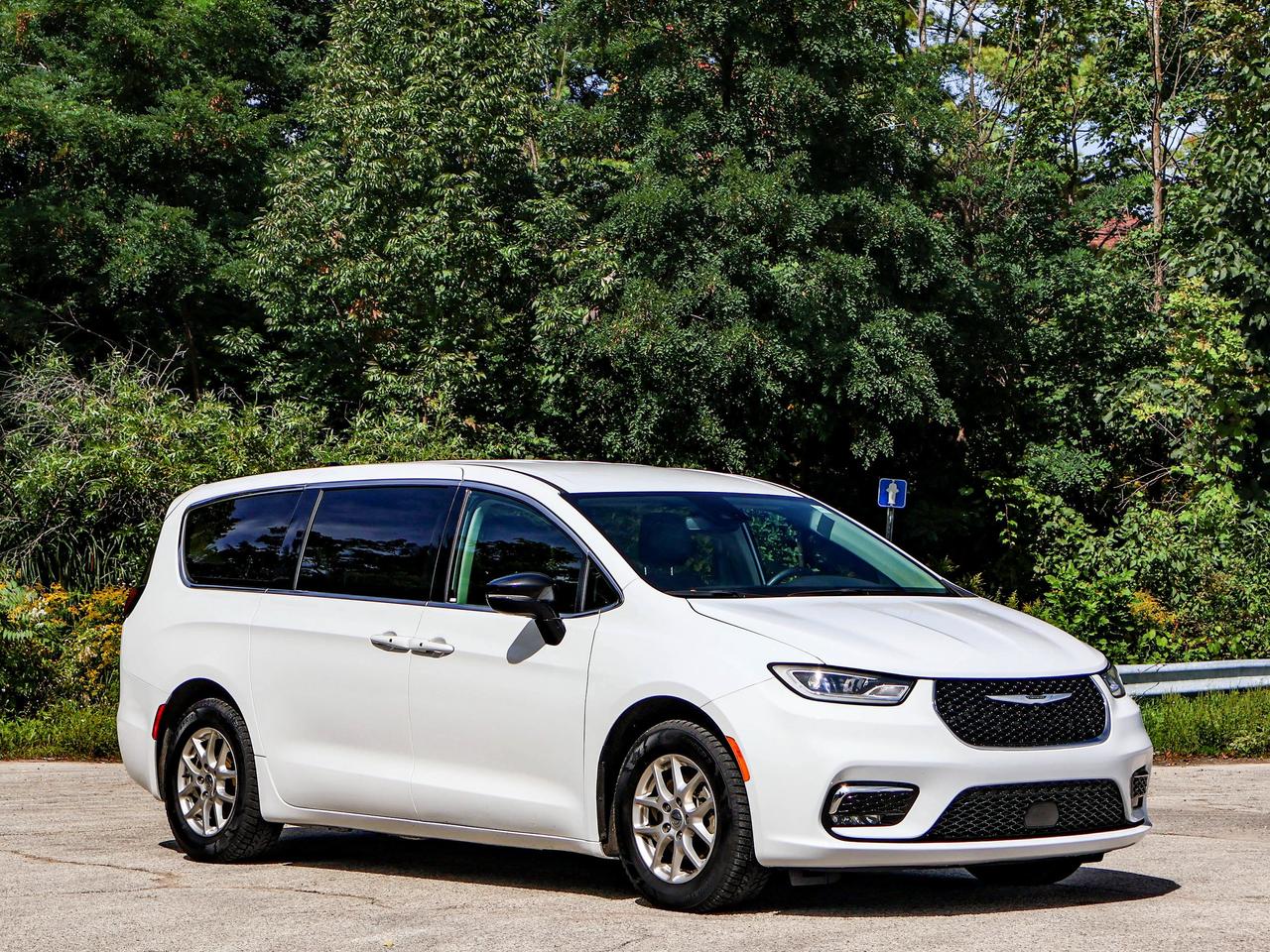 2024 Chrysler Pacifica Touring-L Photo