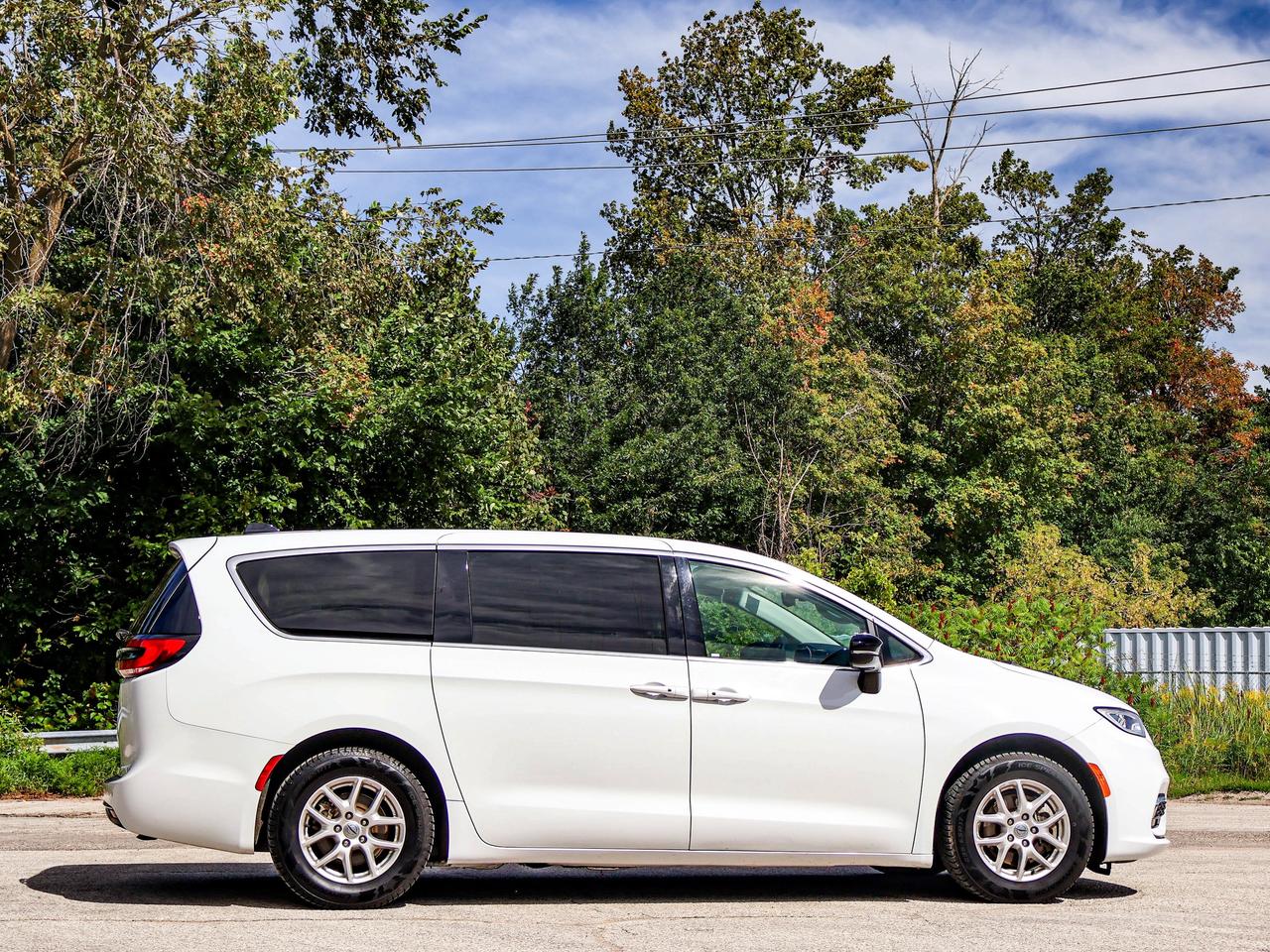 2024 Chrysler Pacifica Touring-L Photo