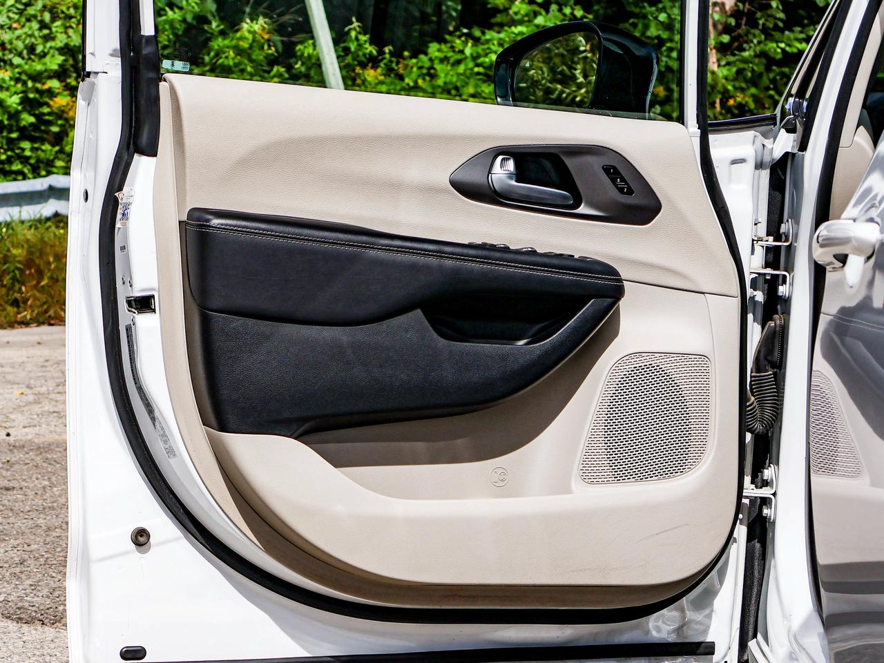 2024 Chrysler Pacifica Touring-L Photo