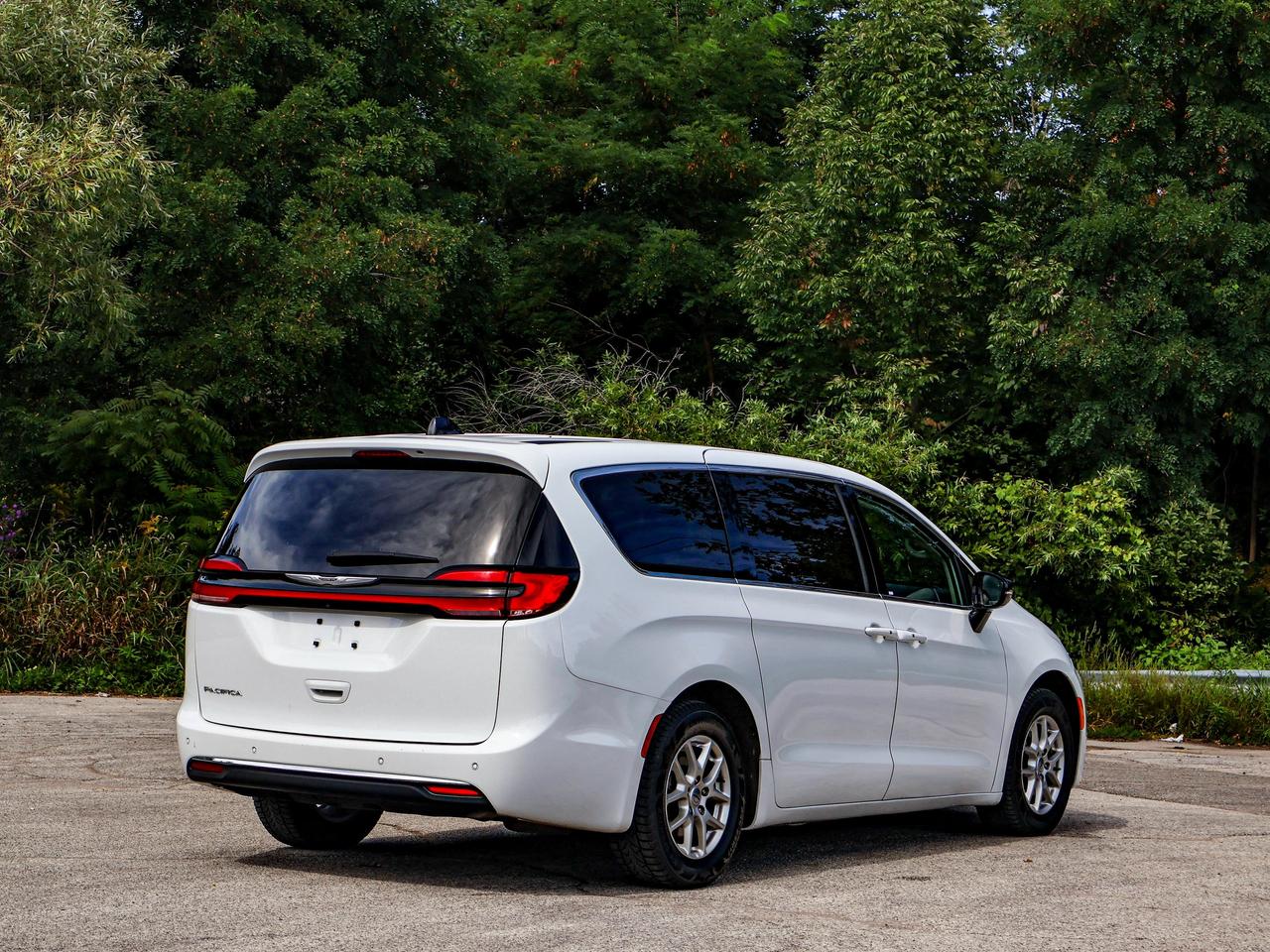 2024 Chrysler Pacifica Touring-L Photo