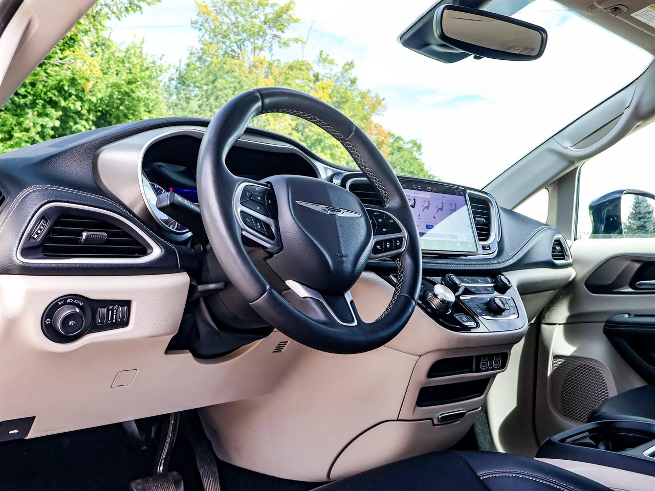 2024 Chrysler Pacifica Touring-L Photo