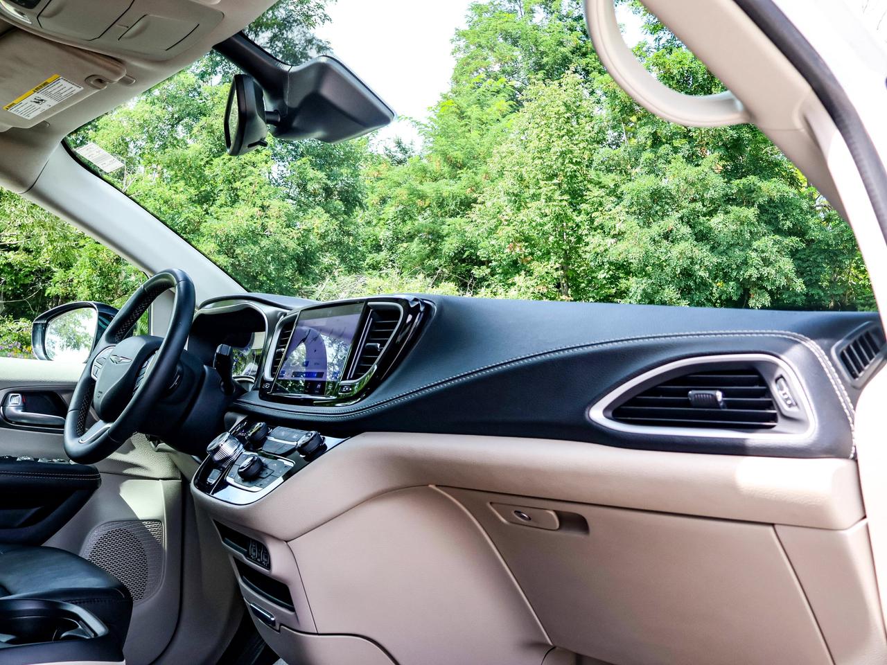2024 Chrysler Pacifica Touring-L Photo