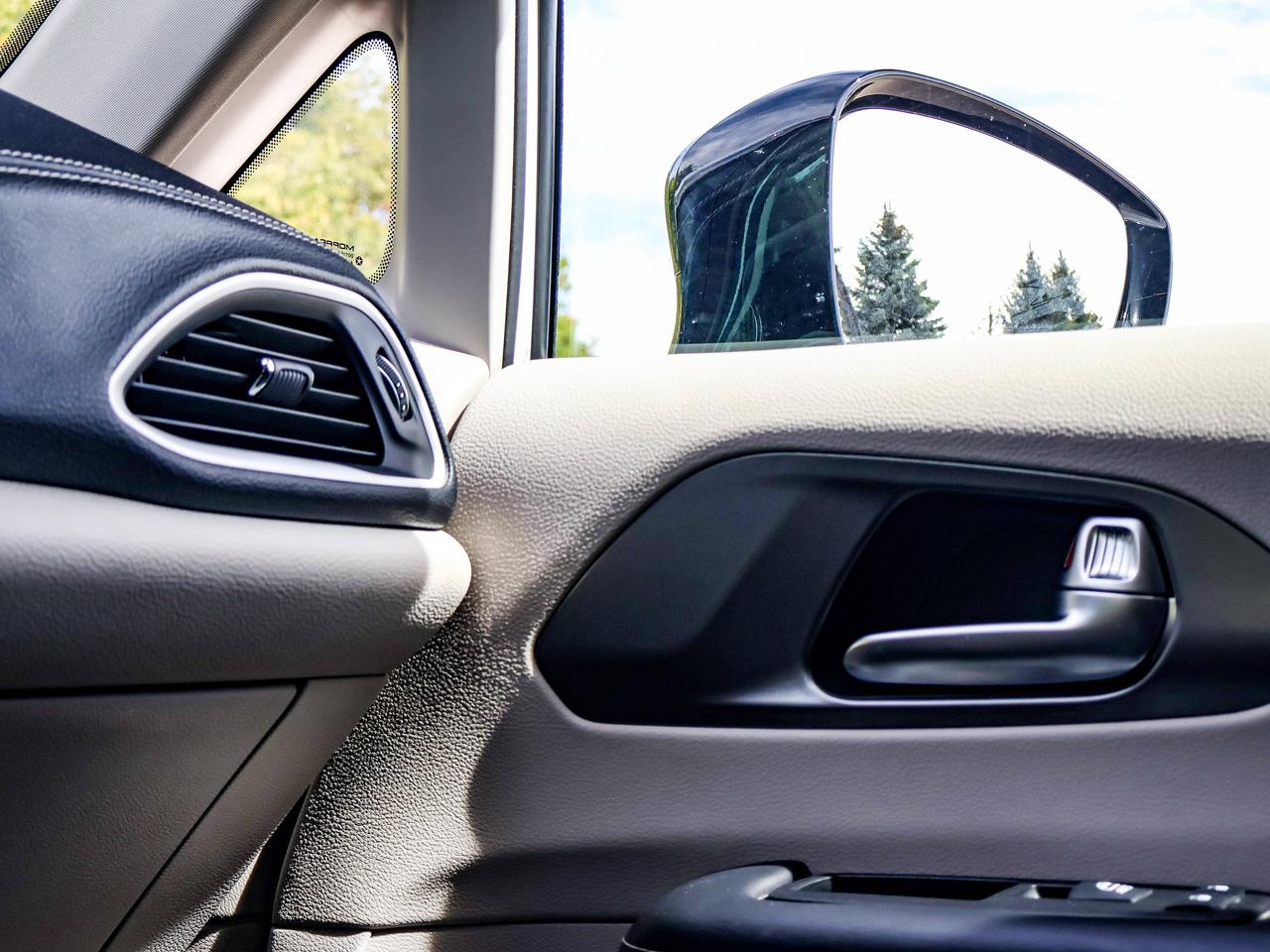 2024 Chrysler Pacifica Touring-L Photo