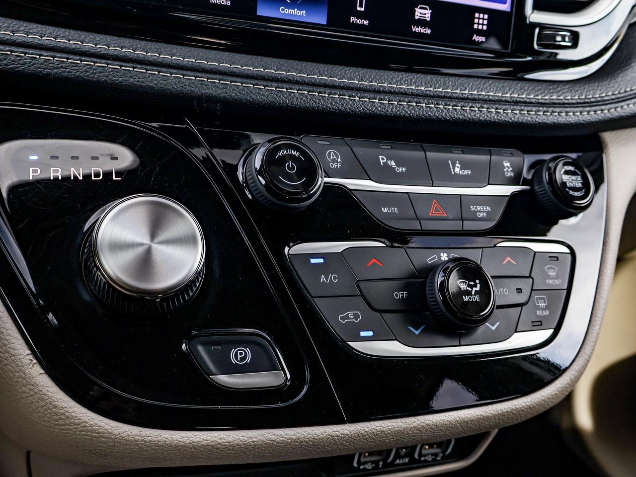 2024 Chrysler Pacifica Touring-L Photo