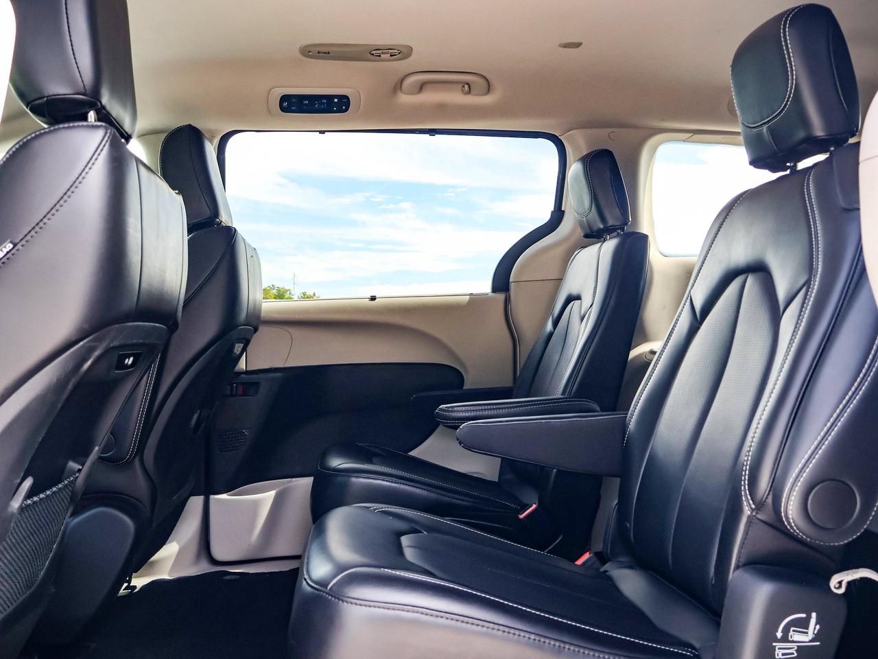 2024 Chrysler Pacifica Touring-L Photo