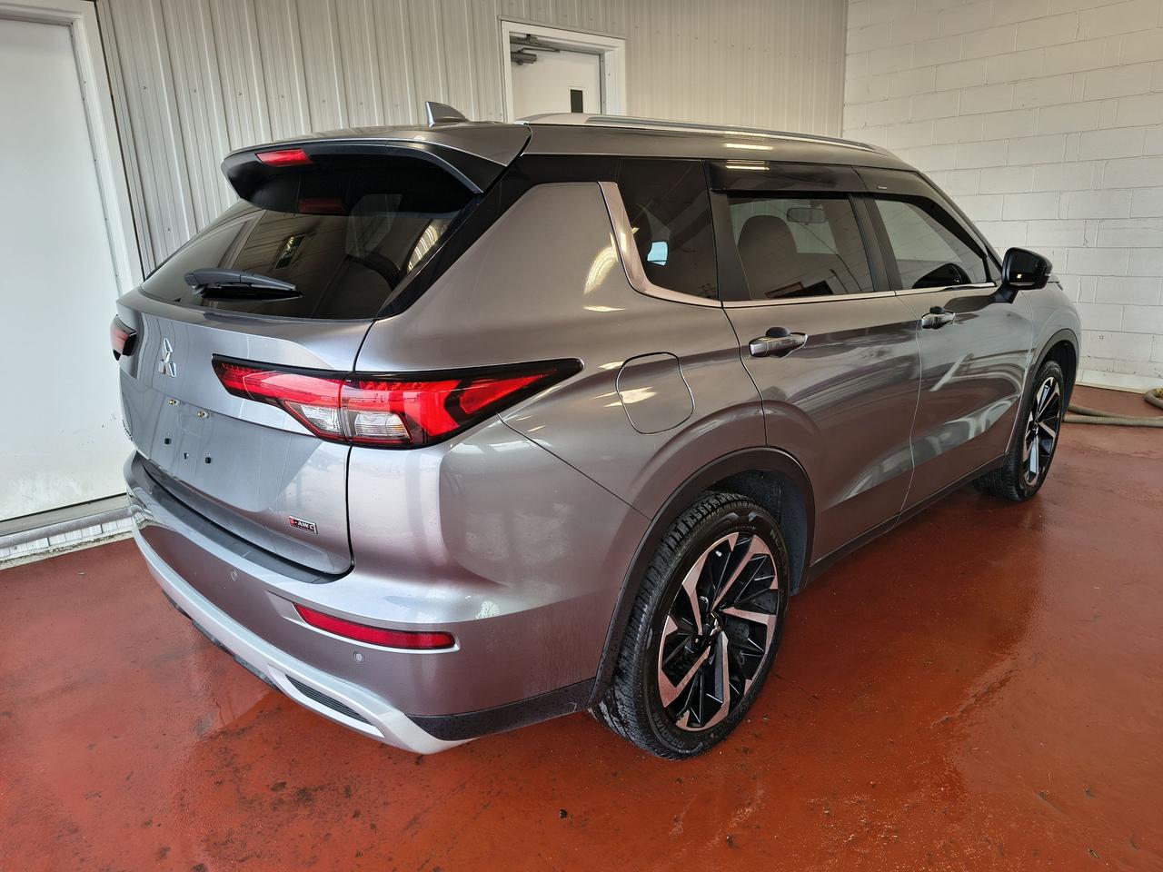 2023 Mitsubishi Outlander SE Photo0