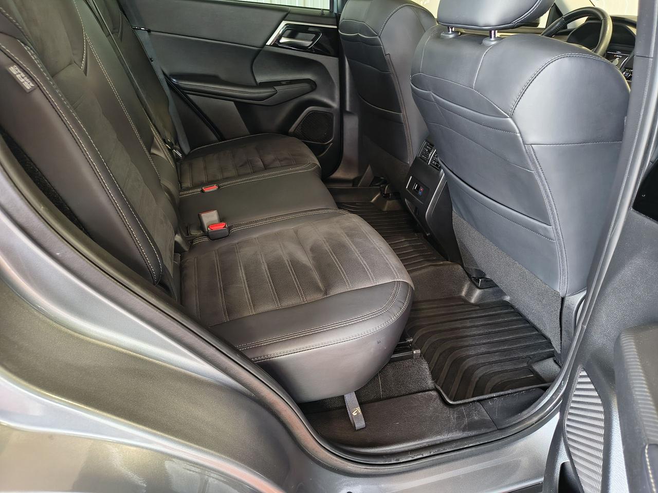 2023 Mitsubishi Outlander SE Photo0