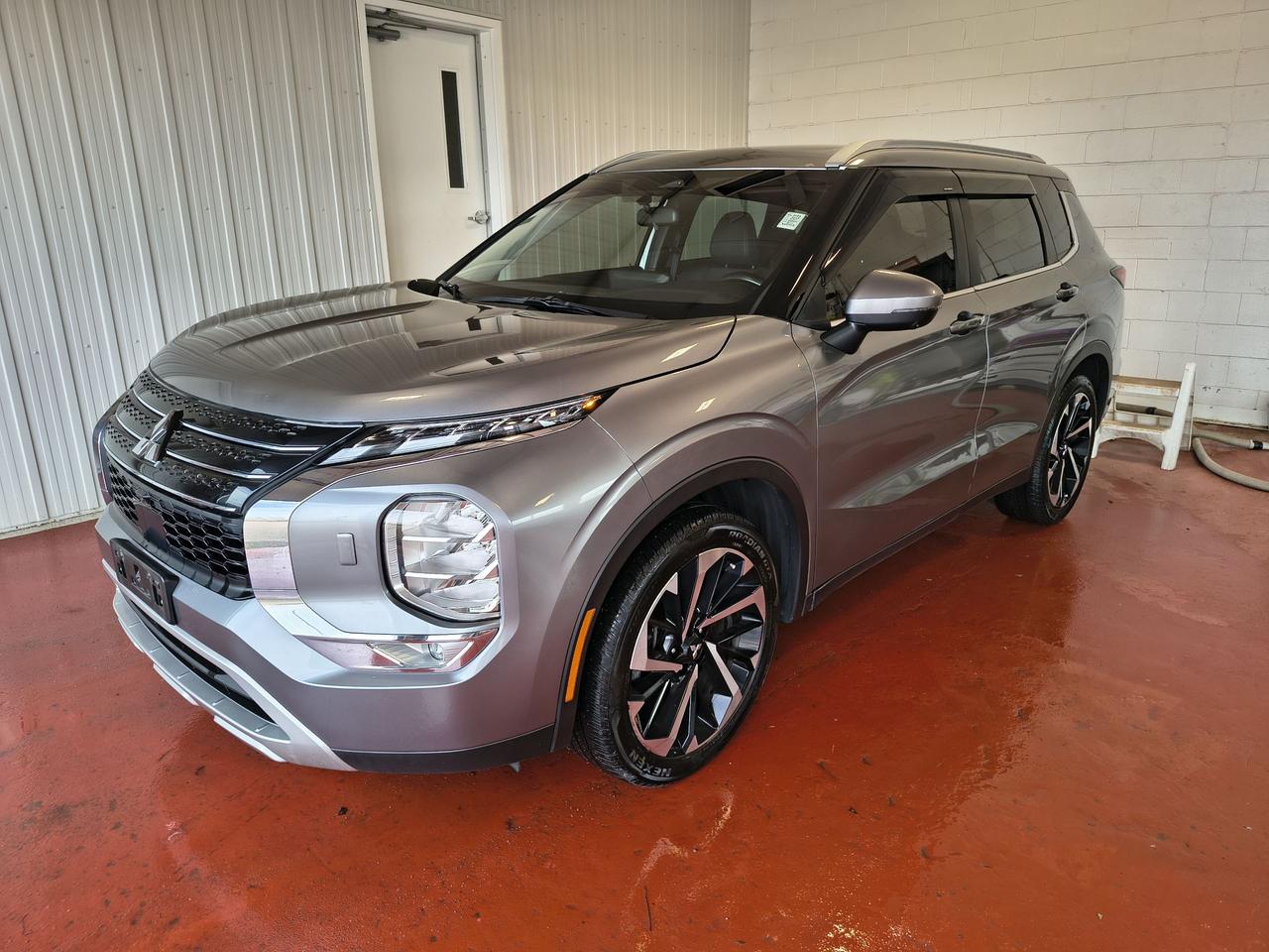 2023 Mitsubishi Outlander SE Photo0