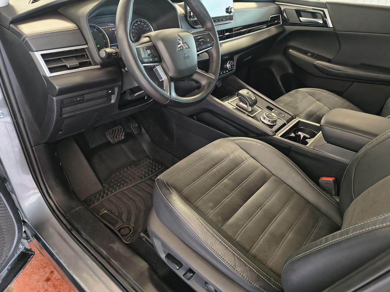 2023 Mitsubishi Outlander SE Photo0