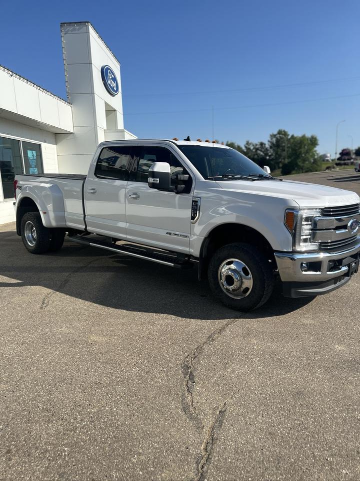 2019 Ford F-350 Super Duty DRW Lariat Photo2