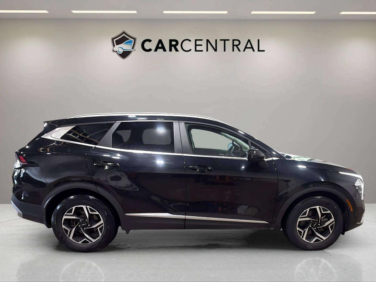2023 Kia Sportage LX | CLEAN CARFAX | CARPLAY | FWD | HEATED SEATS Photo