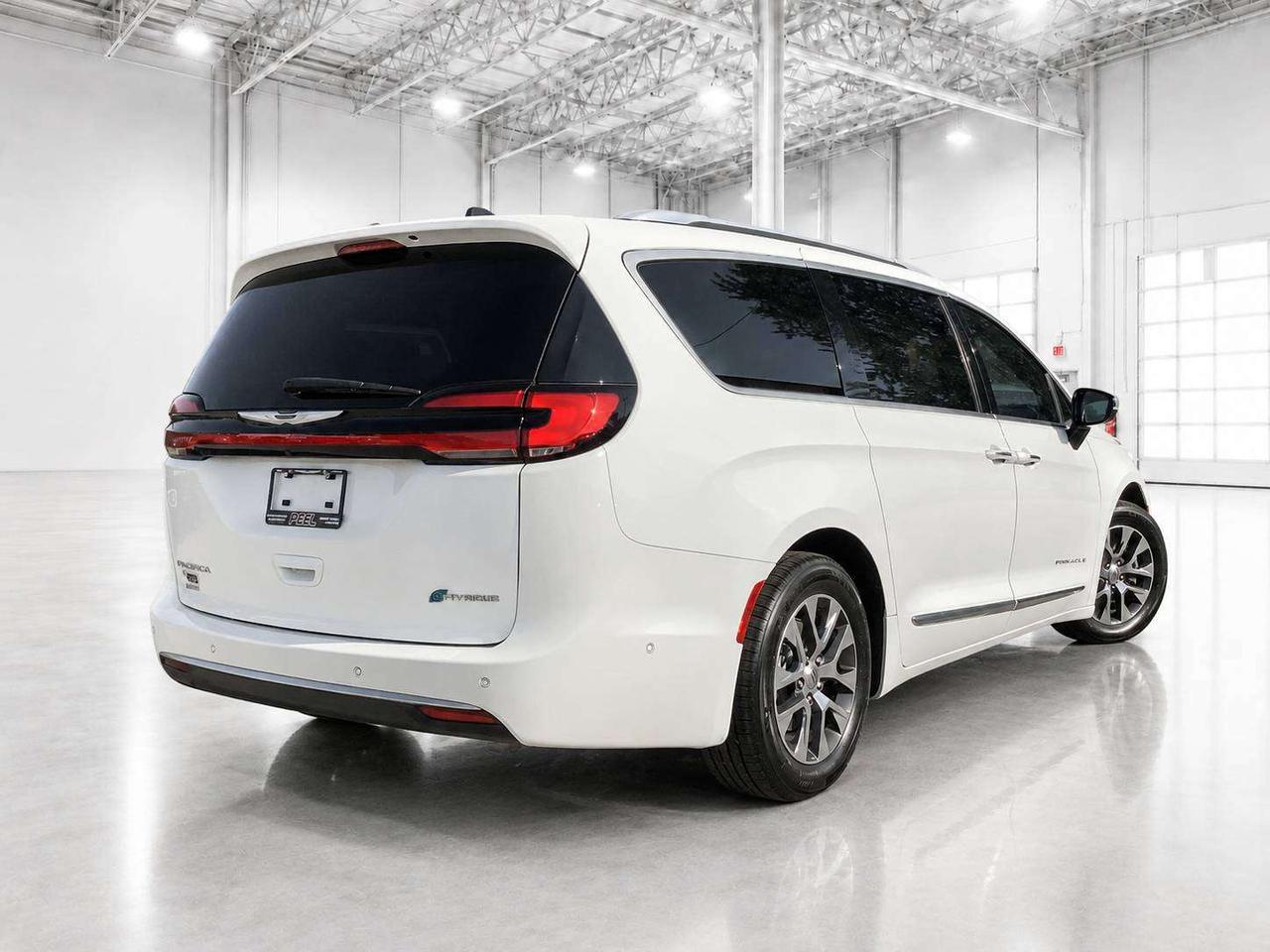 2023 Chrysler Pacifica Pinnacle Hybrid | Vented Leather | Panoroof | FWD Photo