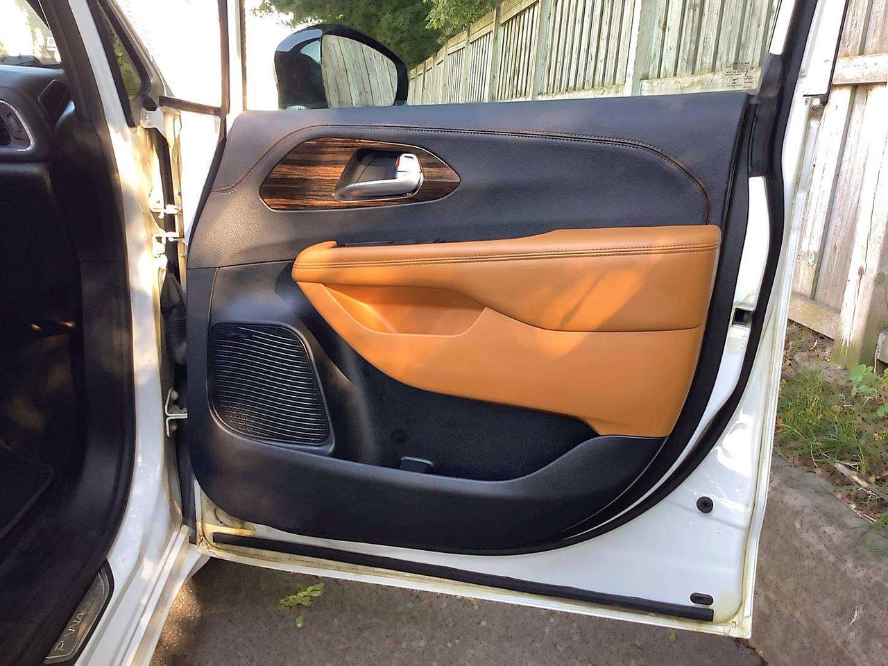 2023 Chrysler Pacifica Pinnacle Hybrid | Vented Leather | Panoroof | FWD Photo