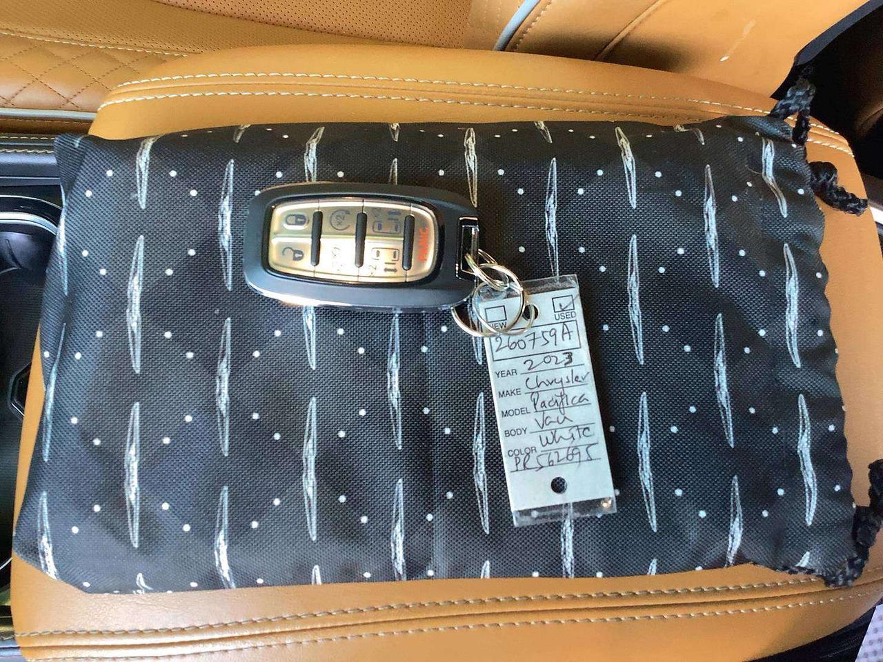 2023 Chrysler Pacifica Pinnacle Hybrid | Vented Leather | Panoroof | FWD Photo