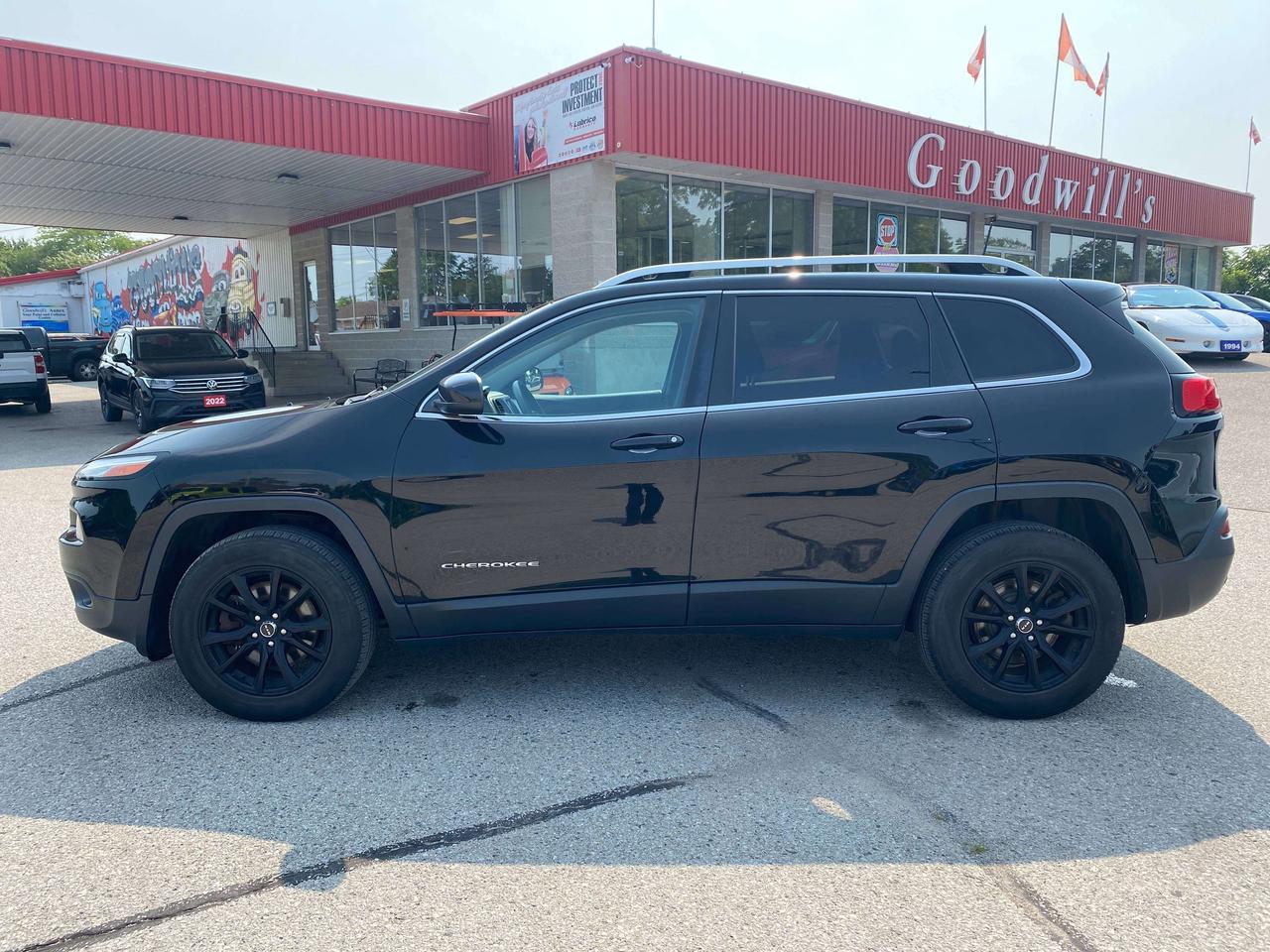 2017 Jeep Cherokee NORTH, CLEAN CARFAX, REMOTE START, BACK UP CAMERA! - Photo #5
