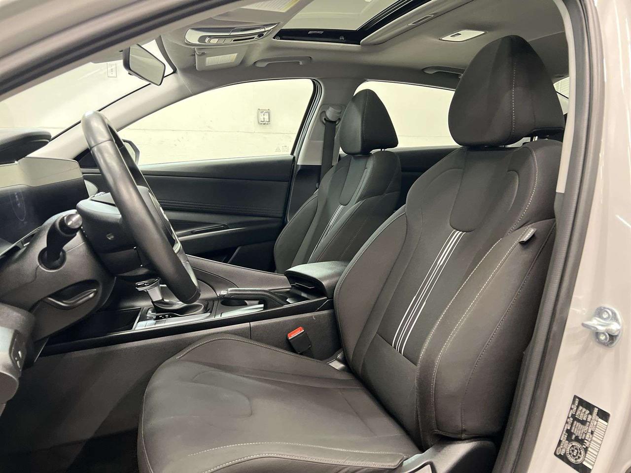 2025 Hyundai Elantra PREFERRED | TECH PACKAGE | SUNROOF | CARPLAY Photo