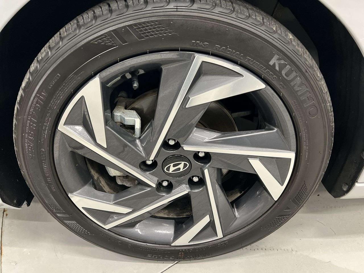 2025 Hyundai Elantra PREFERRED | TECH PACKAGE | SUNROOF | CARPLAY Photo