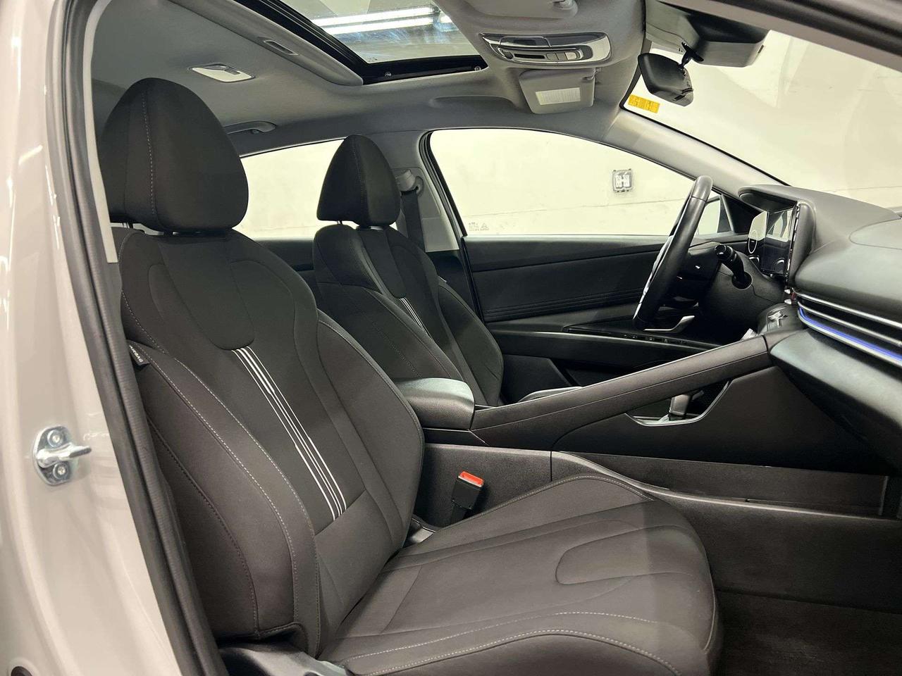 2025 Hyundai Elantra PREFERRED | TECH PACKAGE | SUNROOF | CARPLAY Photo