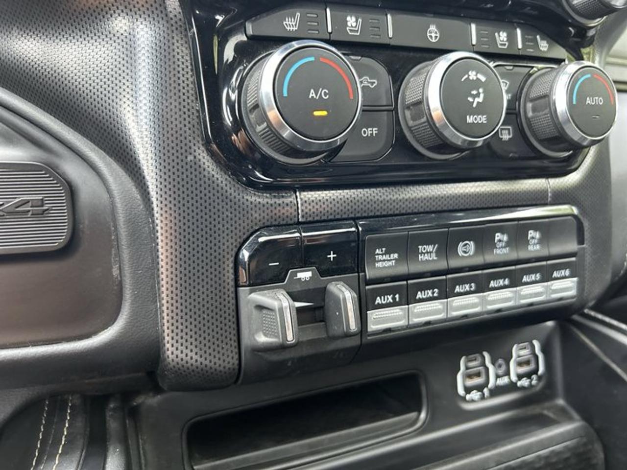 2023 RAM 2500 Limited Crew Cab 8' Box 4x4 | No Accidents | Leather Seats Photo
