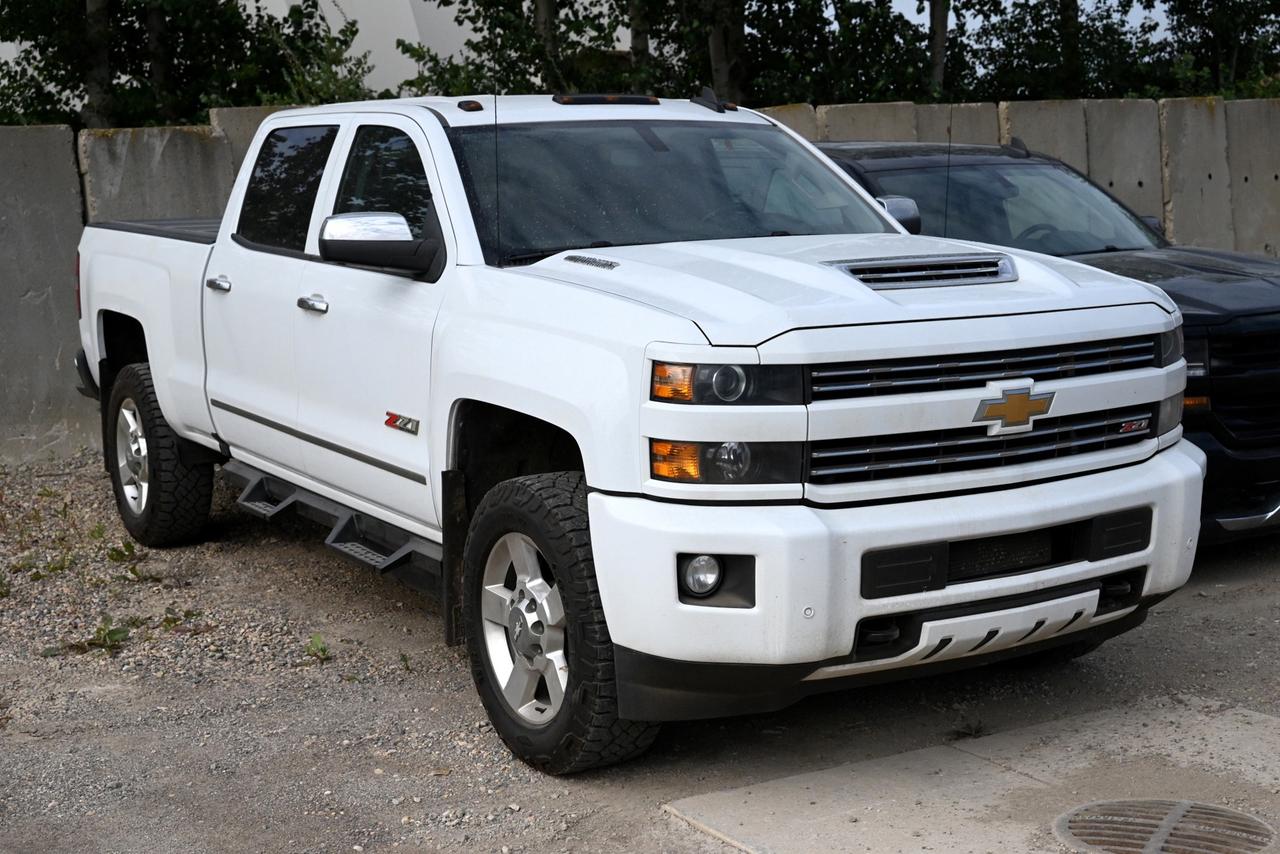 Used 2018 Chevrolet Silverado 2500 HD LT 4x4 | L5P 6.6L DIESEL | CREW CAB | LEATHER for sale in Saskatoon, SK