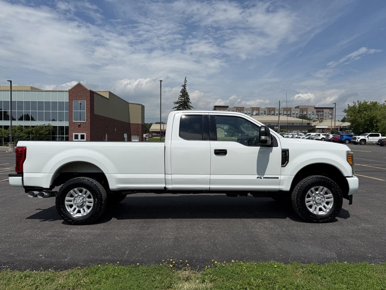 2017 Ford F-350 XLT Photo3