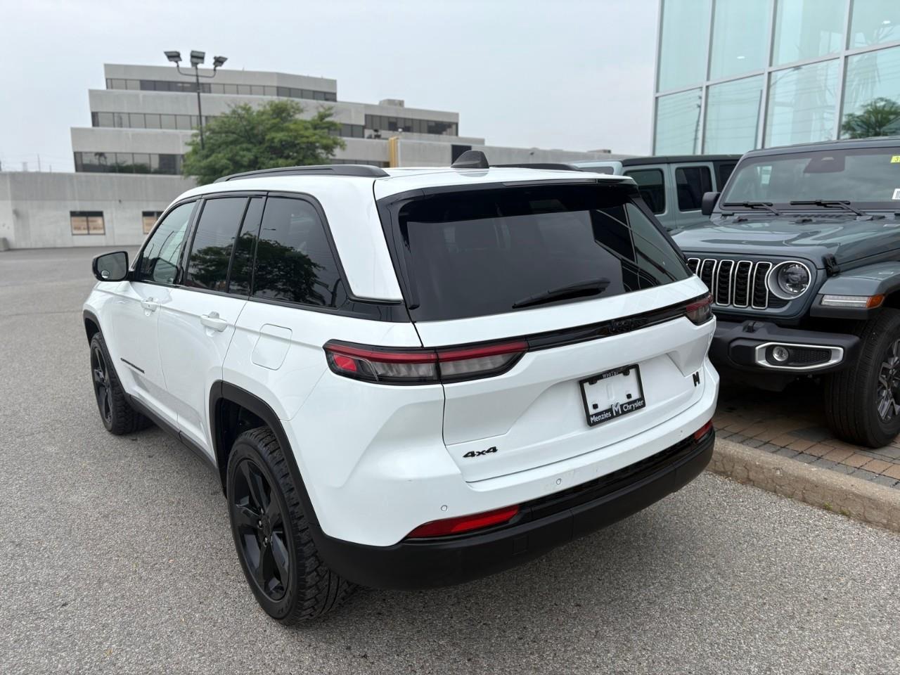 2023 Jeep Grand Cherokee Laredo 4dr 4x4 Photo