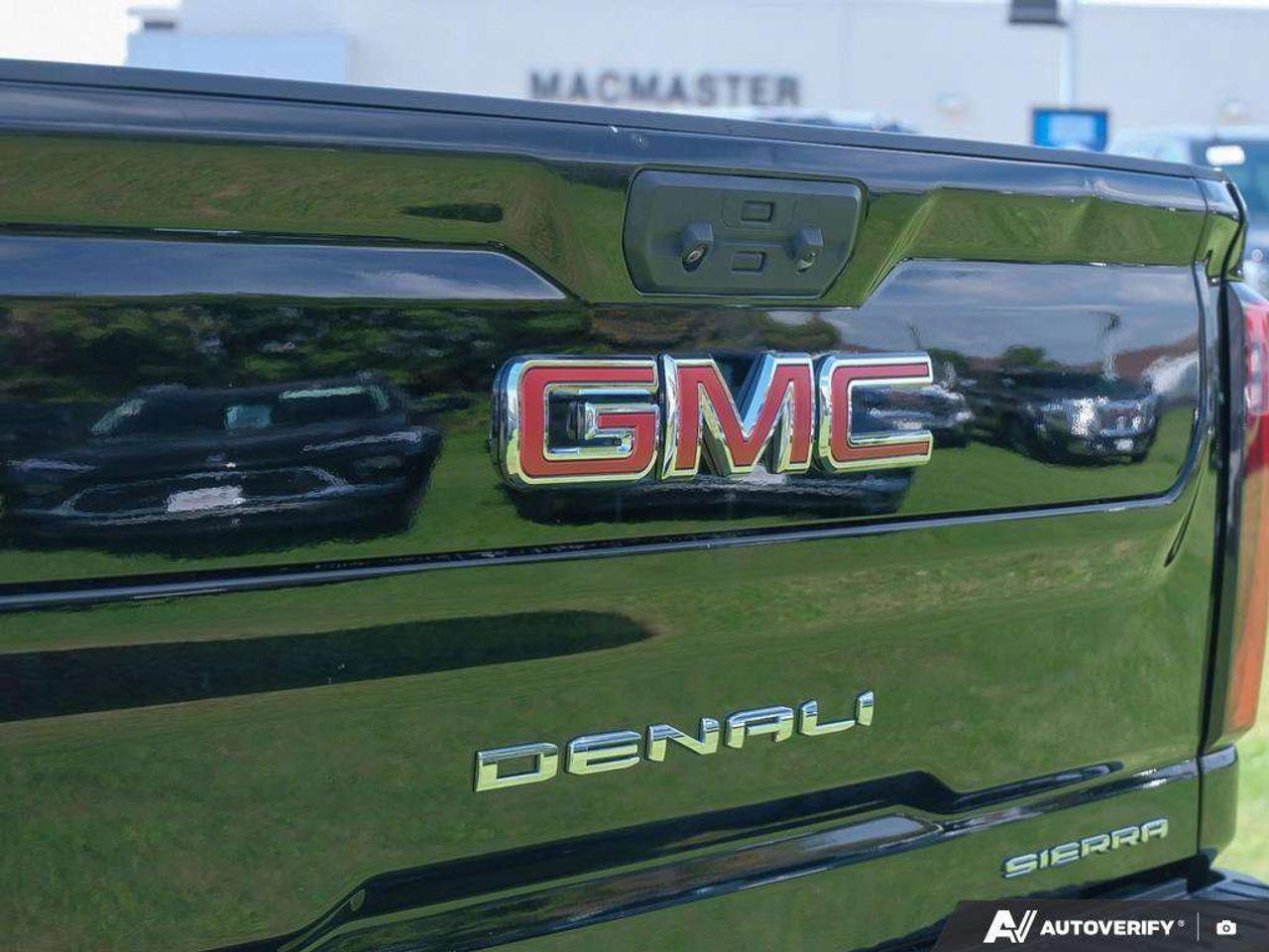 2024 GMC SIERRA 2500HD DENALI, 6.6L V8, 4X4, ALLOYS, LEATHER, HUD, CERTFIED PREOWNED! Photo