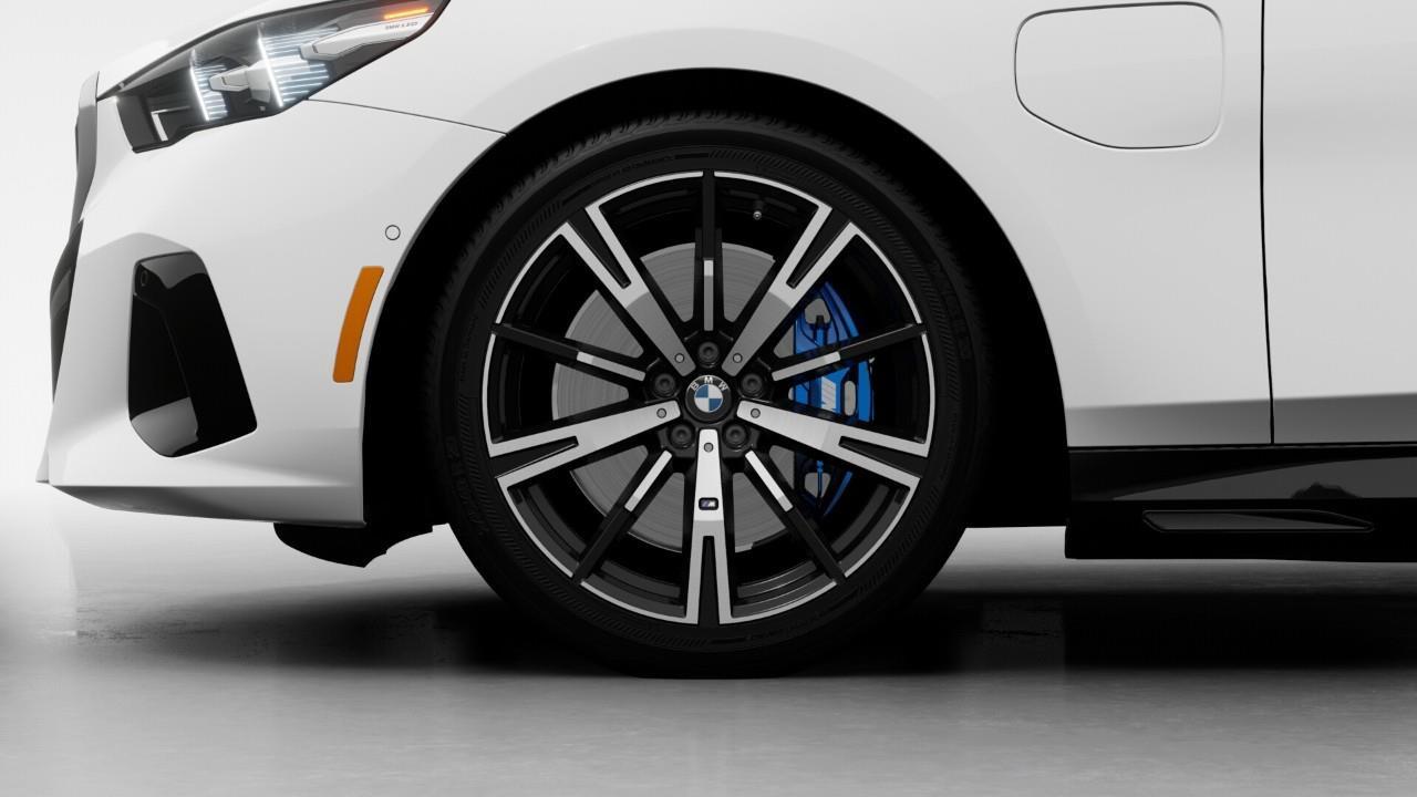 2027 BMW 550e xDrive 4dr All-Wheel Drive Sedan Photo