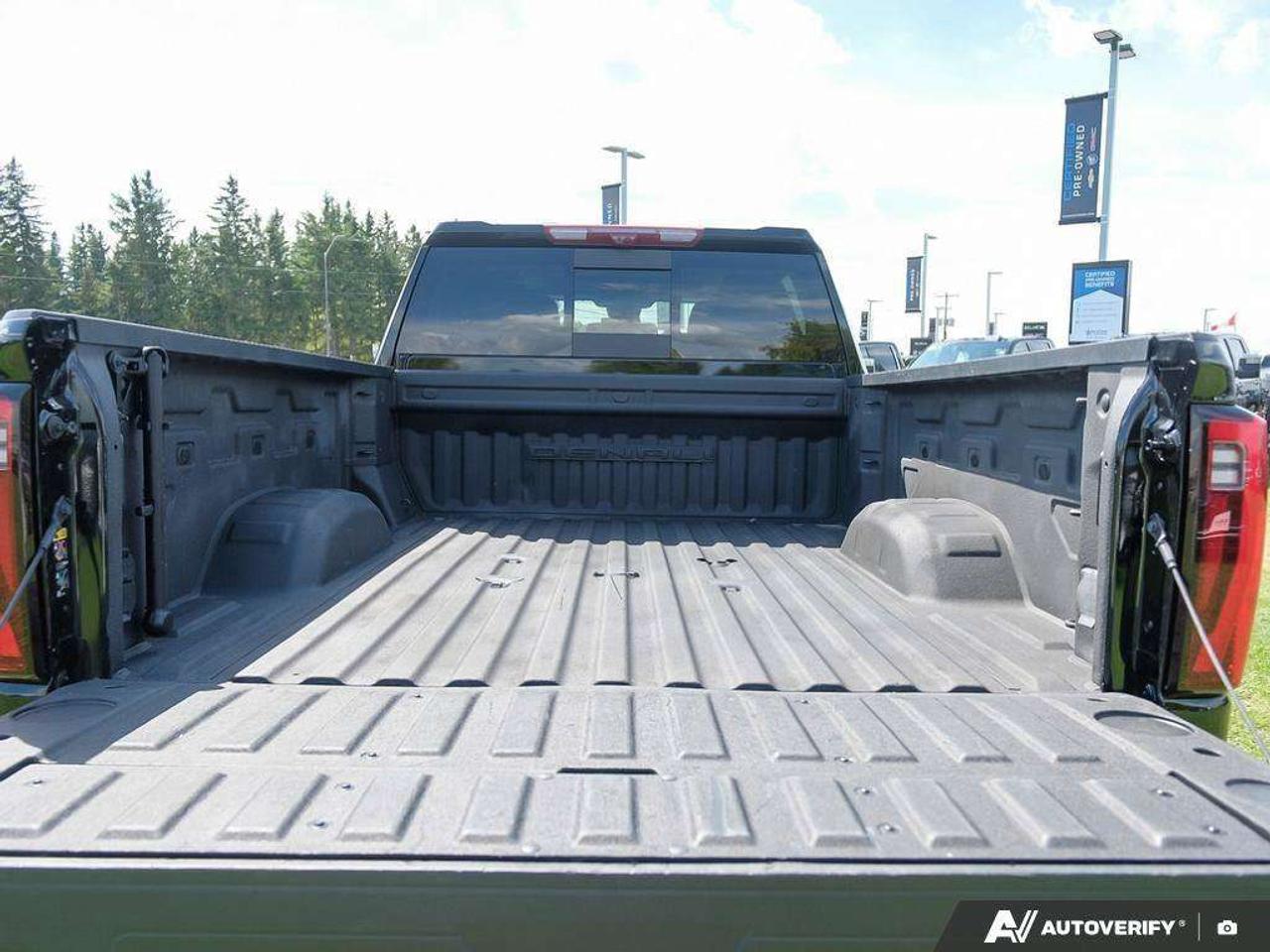 2024 GMC SIERRA 2500HD DENALI, 6.6L V8, 4X4, ALLOYS, LEATHER, HUD, CERTFIED PREOWNED! Photo