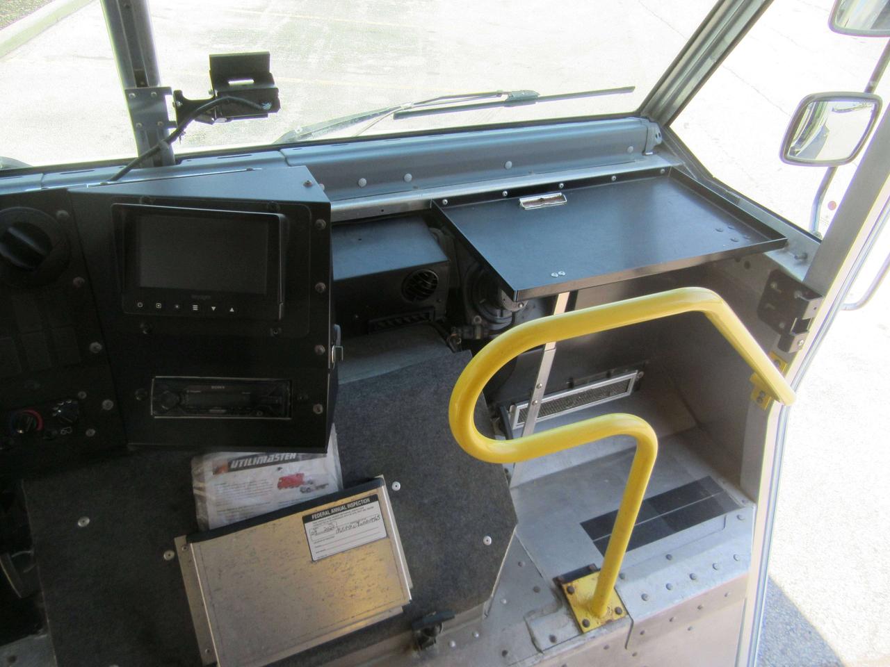 2022 Ford F-59 18FT UTILIMASTER STEPVAN WITH SHELVES Photo