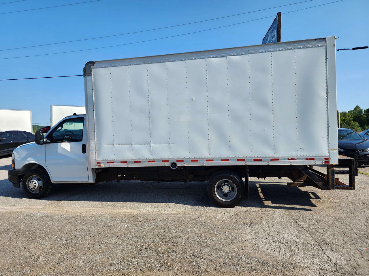 2022 Chevrolet Express G3500 16Ft Box V8 Gas - Lift Gate - 16CB-006884 Photo