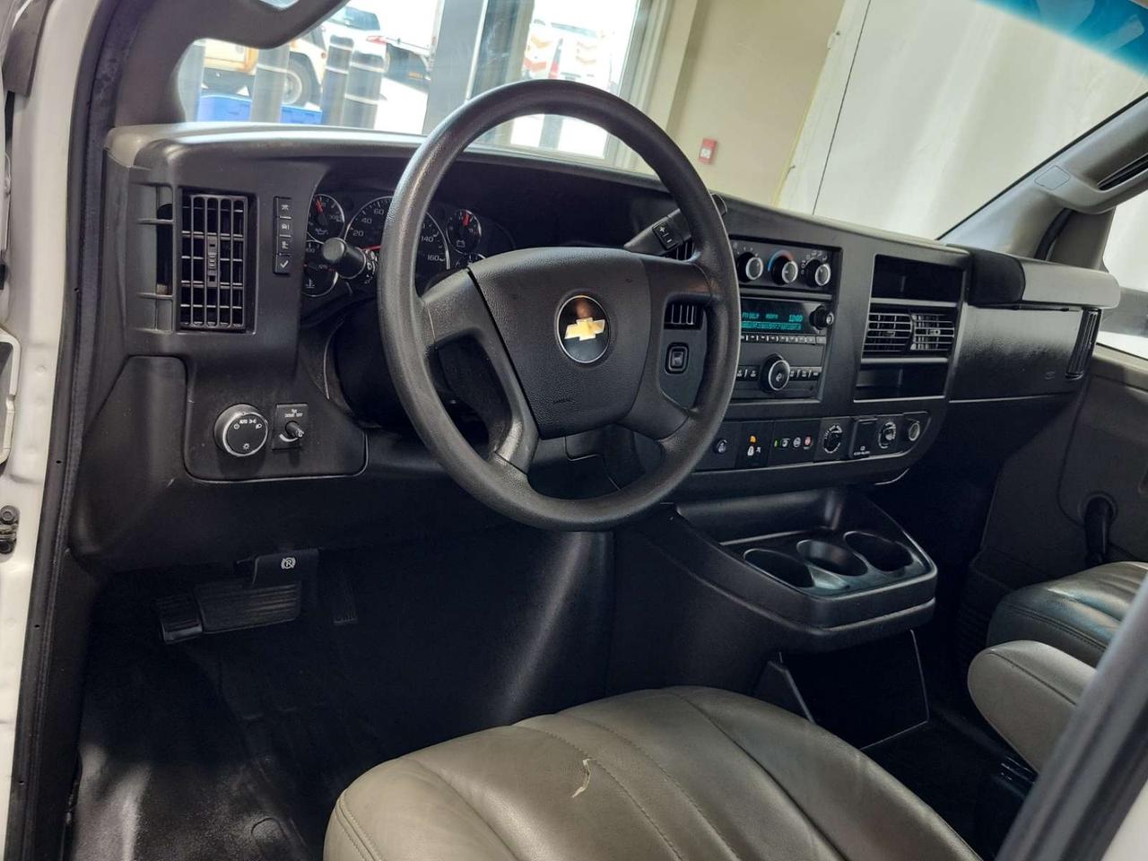 2022 Chevrolet Express G3500 16Ft Box V8 Gas - Lift Gate - 16CB-006884 Photo
