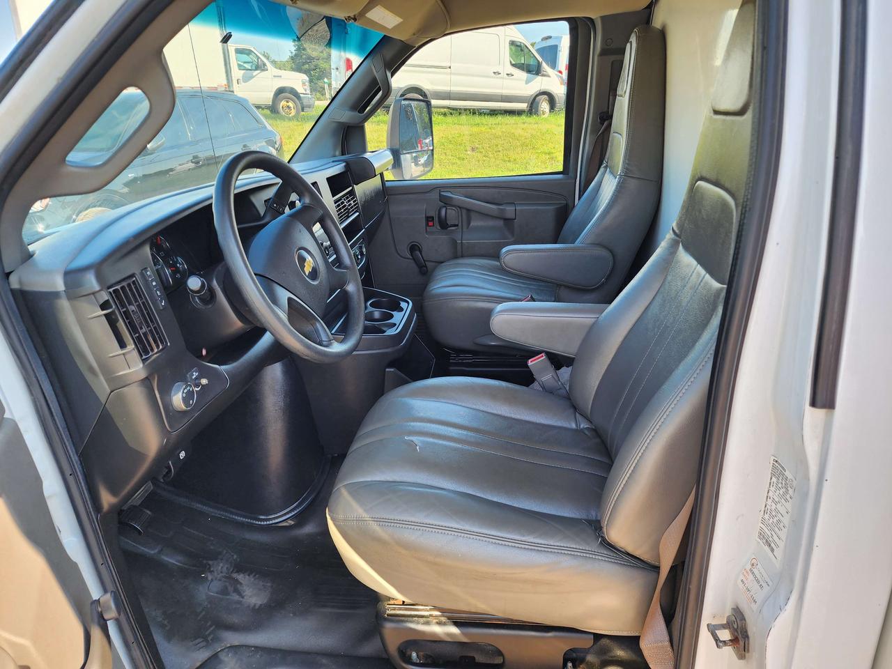 2022 Chevrolet Express G3500 16Ft Box V8 Gas - Lift Gate - 16CB-006884 Photo