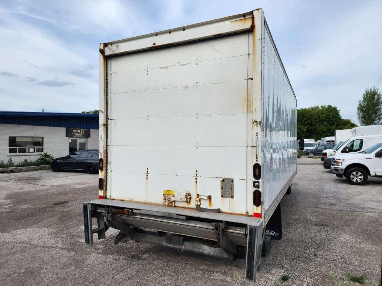 2018 Isuzu NPR-HD 20Ft Box - Lift Gate - 6.0L V8 Gas - ST-802323 - -None Photo4