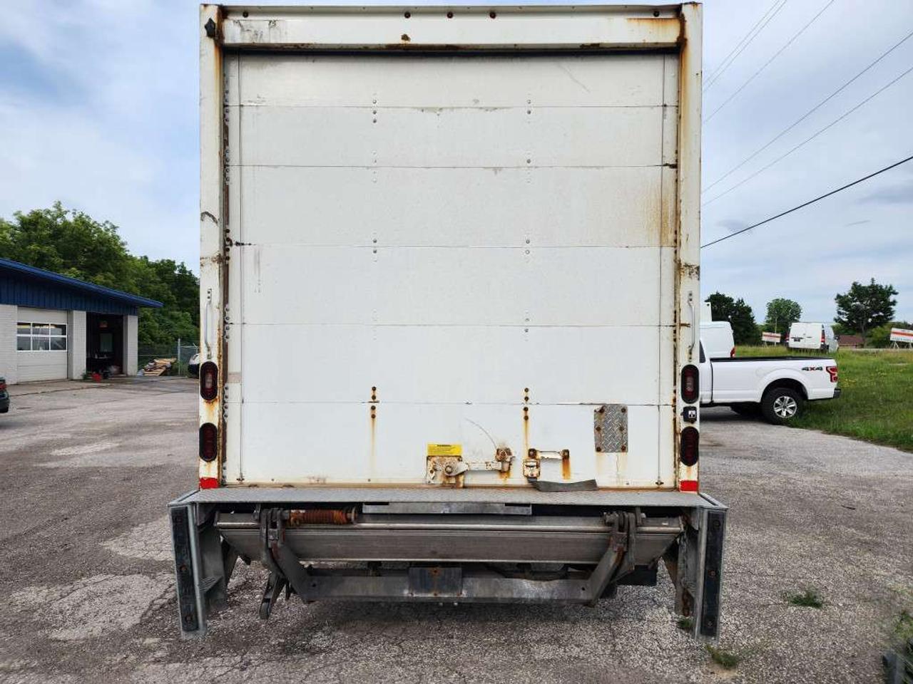 2018 Isuzu NPR-HD 20Ft Box - Lift Gate - 6.0L V8 Gas - ST-802323 - -None Photo