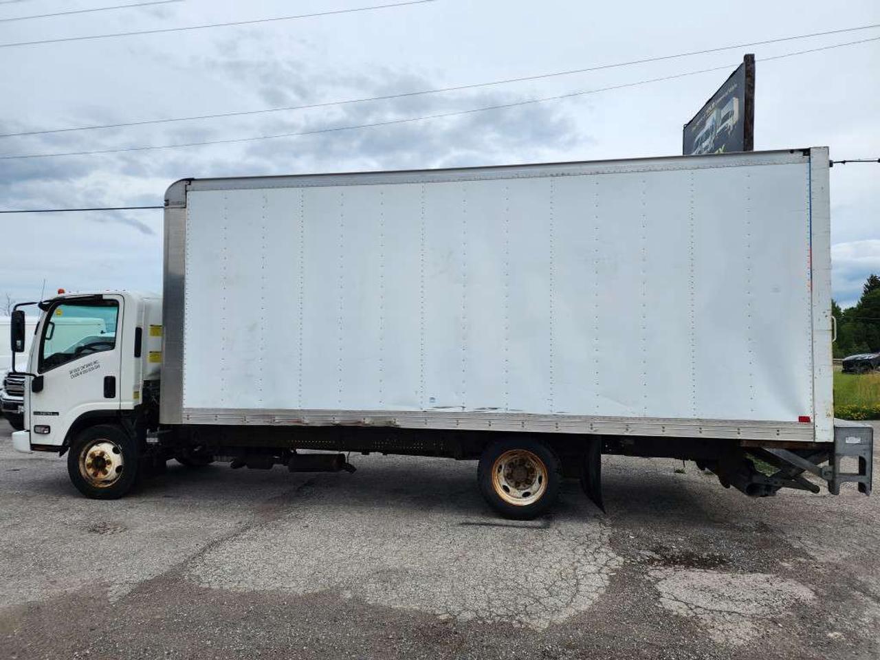 2018 Isuzu NPR-HD 20Ft Box - Lift Gate - 6.0L V8 Gas - ST-802323 - -None Photo