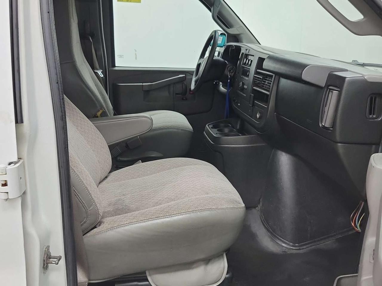 2017 GMC Savana G2500 - 4.8L V8 - Power Options/Cruise - VN-178221 Photo