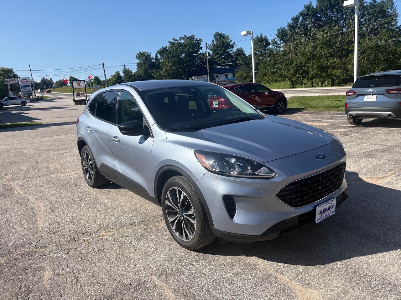 2022 Ford Escape SE Hybrid AWD Photo3