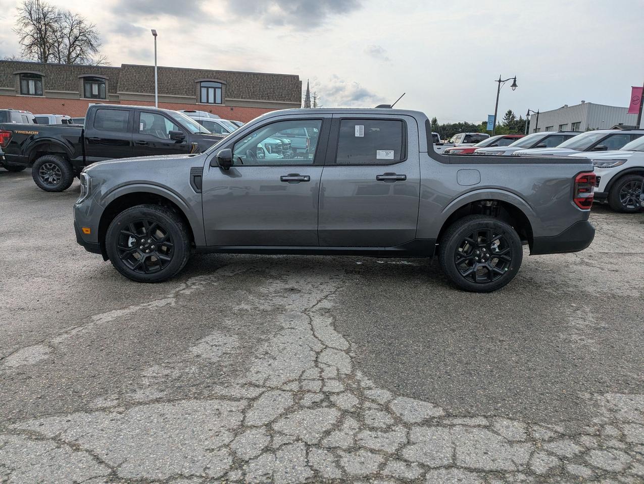 2026 Ford Maverick Lariat SuperCrew Hybrid AWD Photo2
