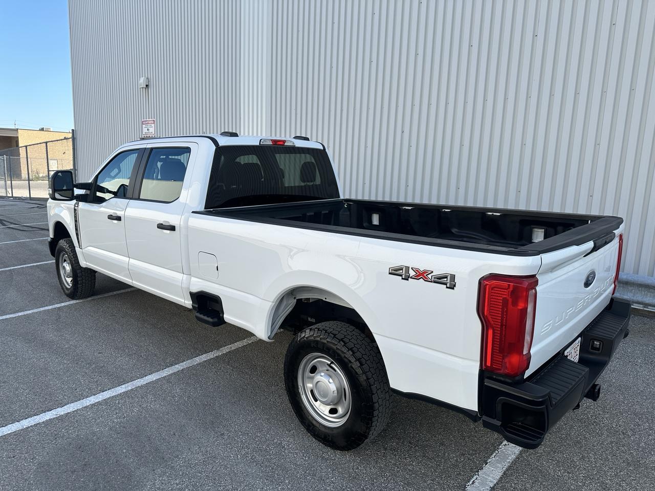2023 Ford SUPER DUTY F-250 SRW XL Super Crew 4WD 8 Ft Box Photo1