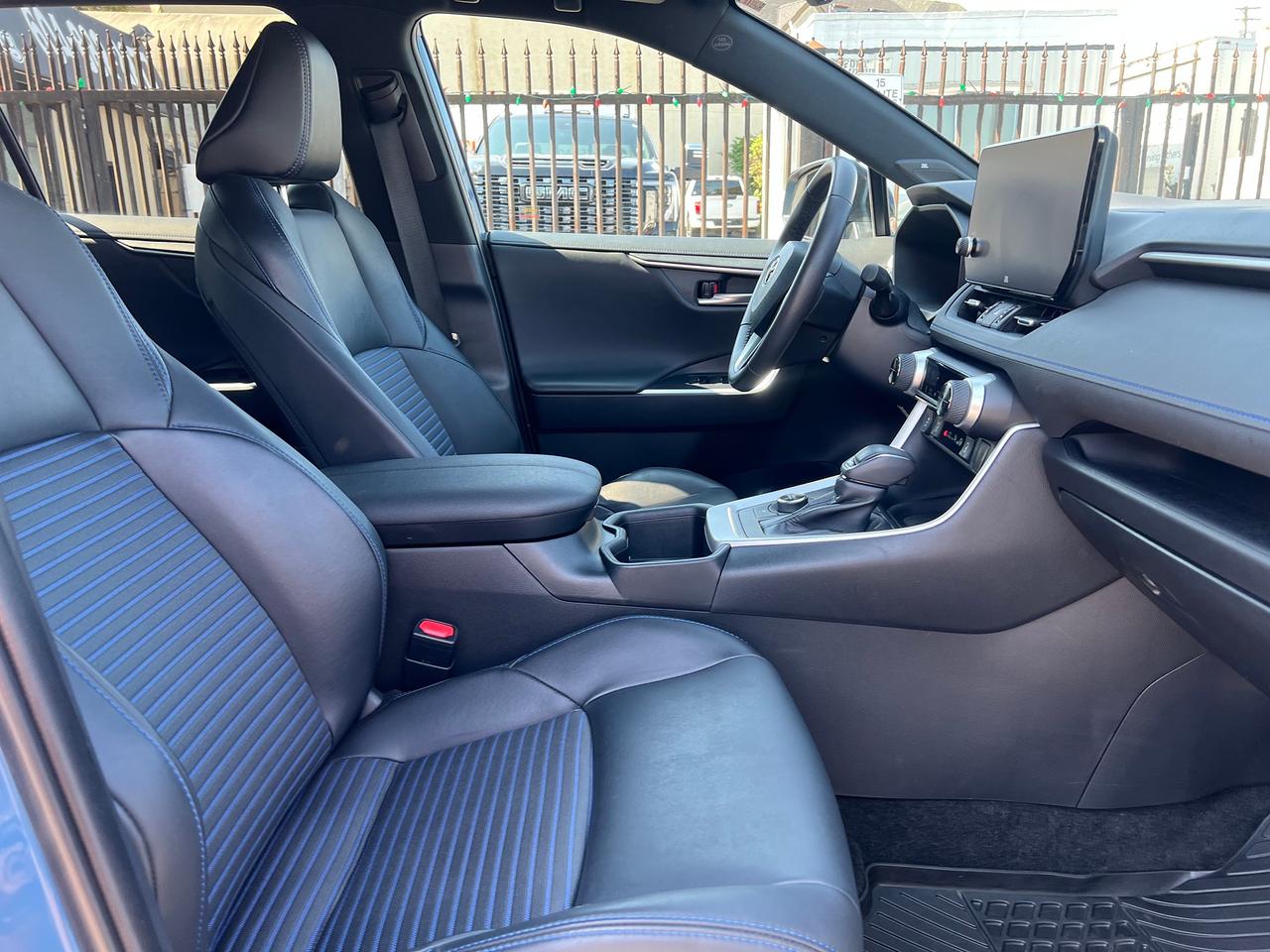2023 Toyota RAV4 HYBRID XSE AWD Photo