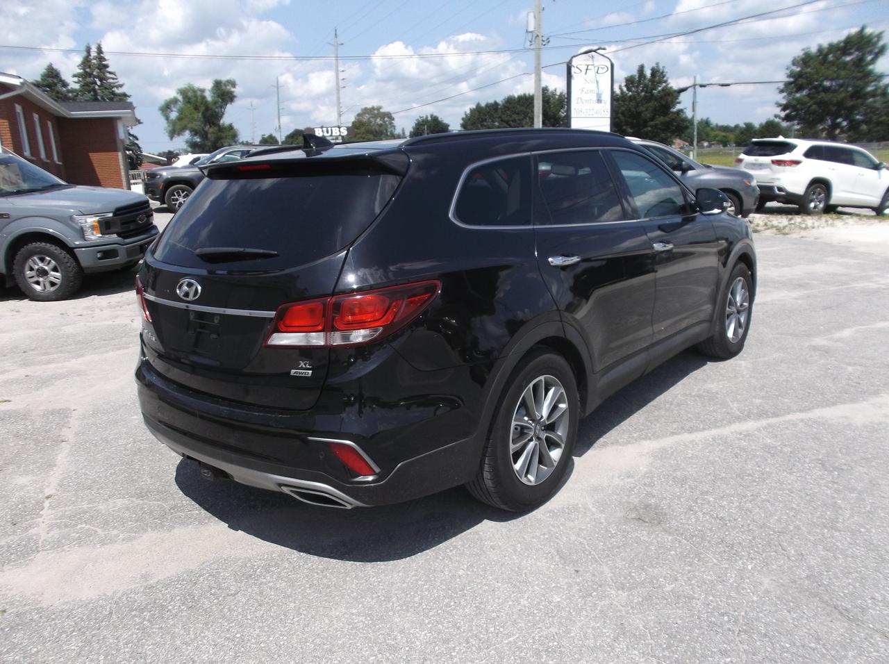 2017 Hyundai Santa Fe XL SE AWD 3 ROW Photo