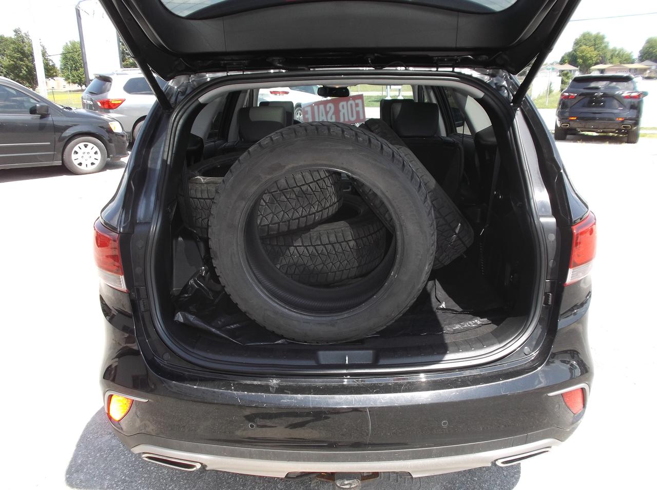 2017 Hyundai Santa Fe XL SE AWD 3 ROW Photo