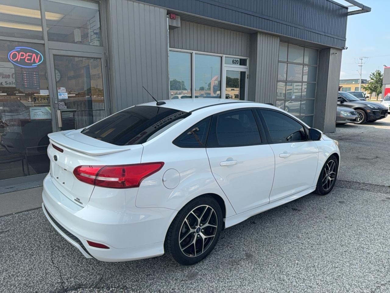 2015 Ford Focus SE Photo2
