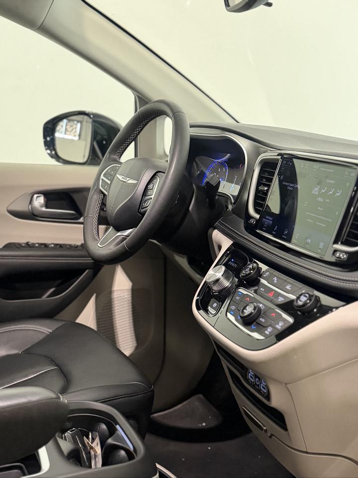 2024 Chrysler Pacifica TOURING-L | CARPLAY | LEATHER | CAPTAIN SEATS! Photo
