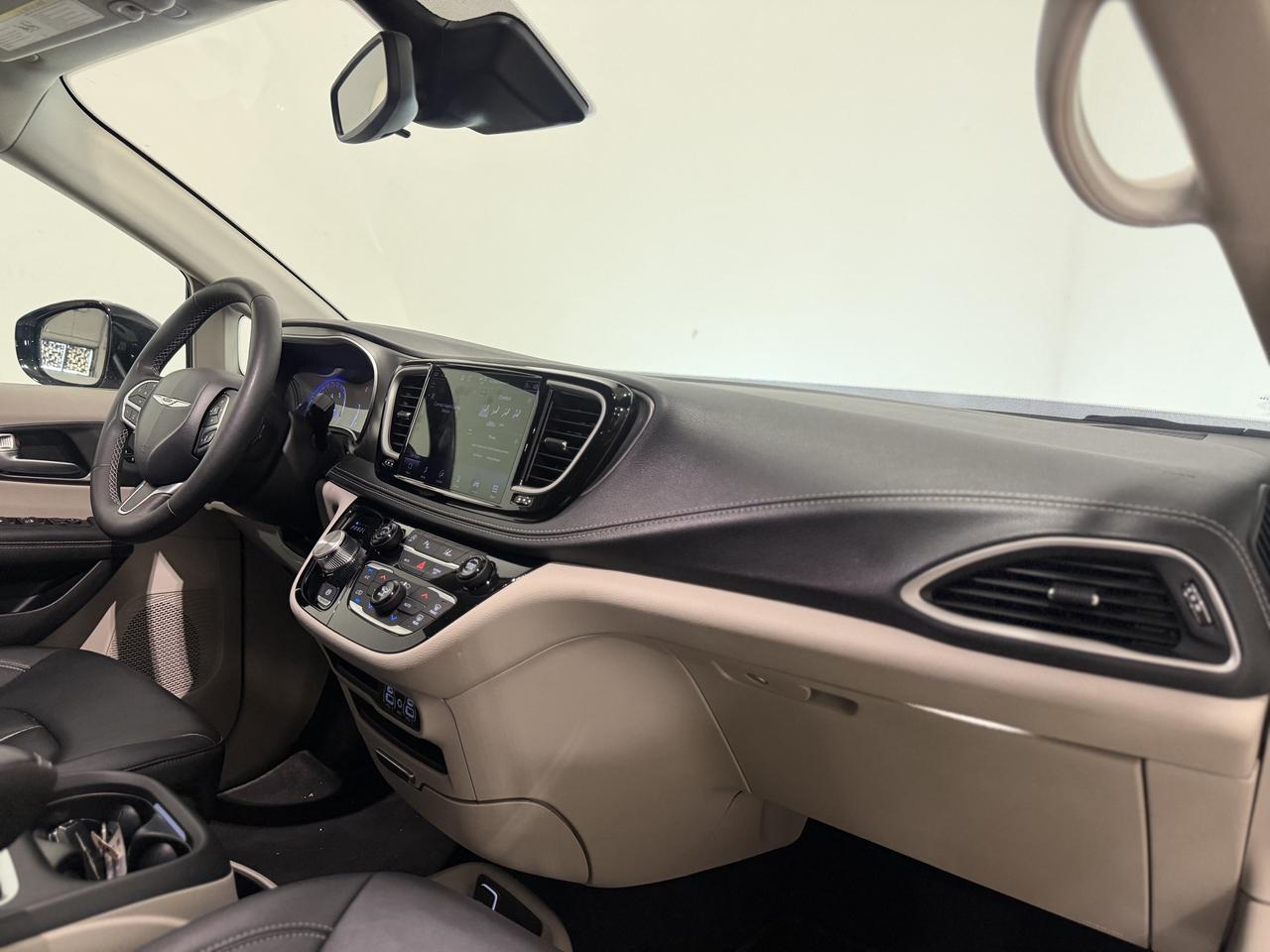 2024 Chrysler Pacifica TOURING-L | CARPLAY | LEATHER | CAPTAIN SEATS! Photo
