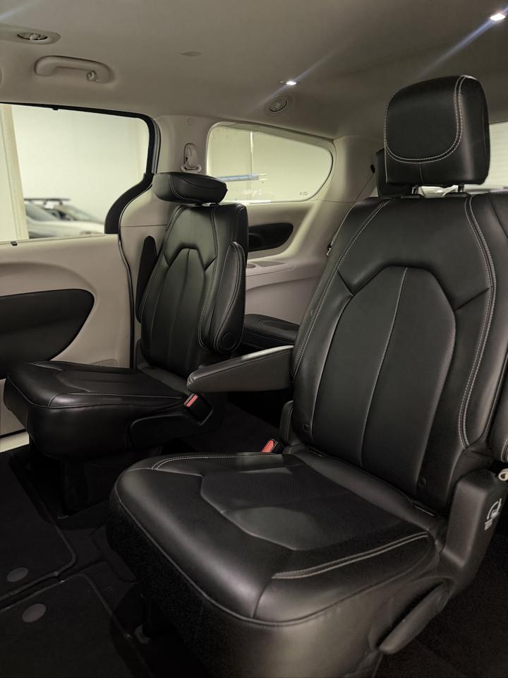 2024 Chrysler Pacifica TOURING-L | CARPLAY | LEATHER | CAPTAIN SEATS! Photo
