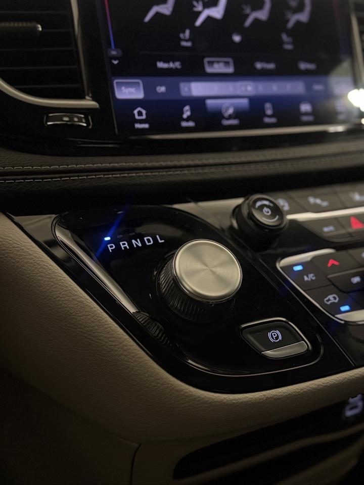 2024 Chrysler Pacifica TOURING-L | CARPLAY | LEATHER | CAPTAIN SEATS! Photo