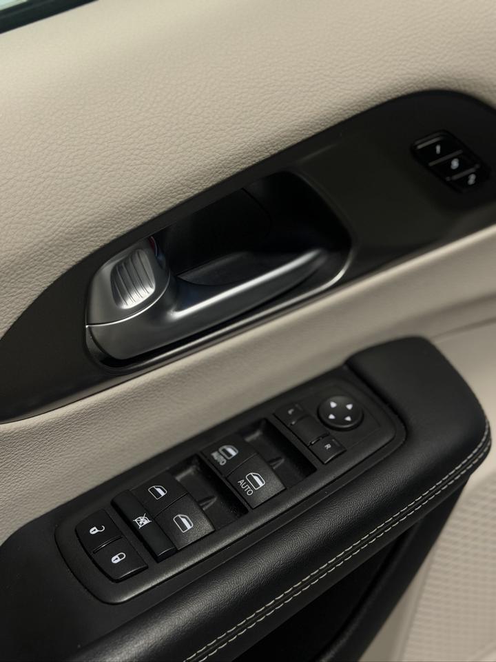 2024 Chrysler Pacifica TOURING-L | CARPLAY | LEATHER | CAPTAIN SEATS! Photo