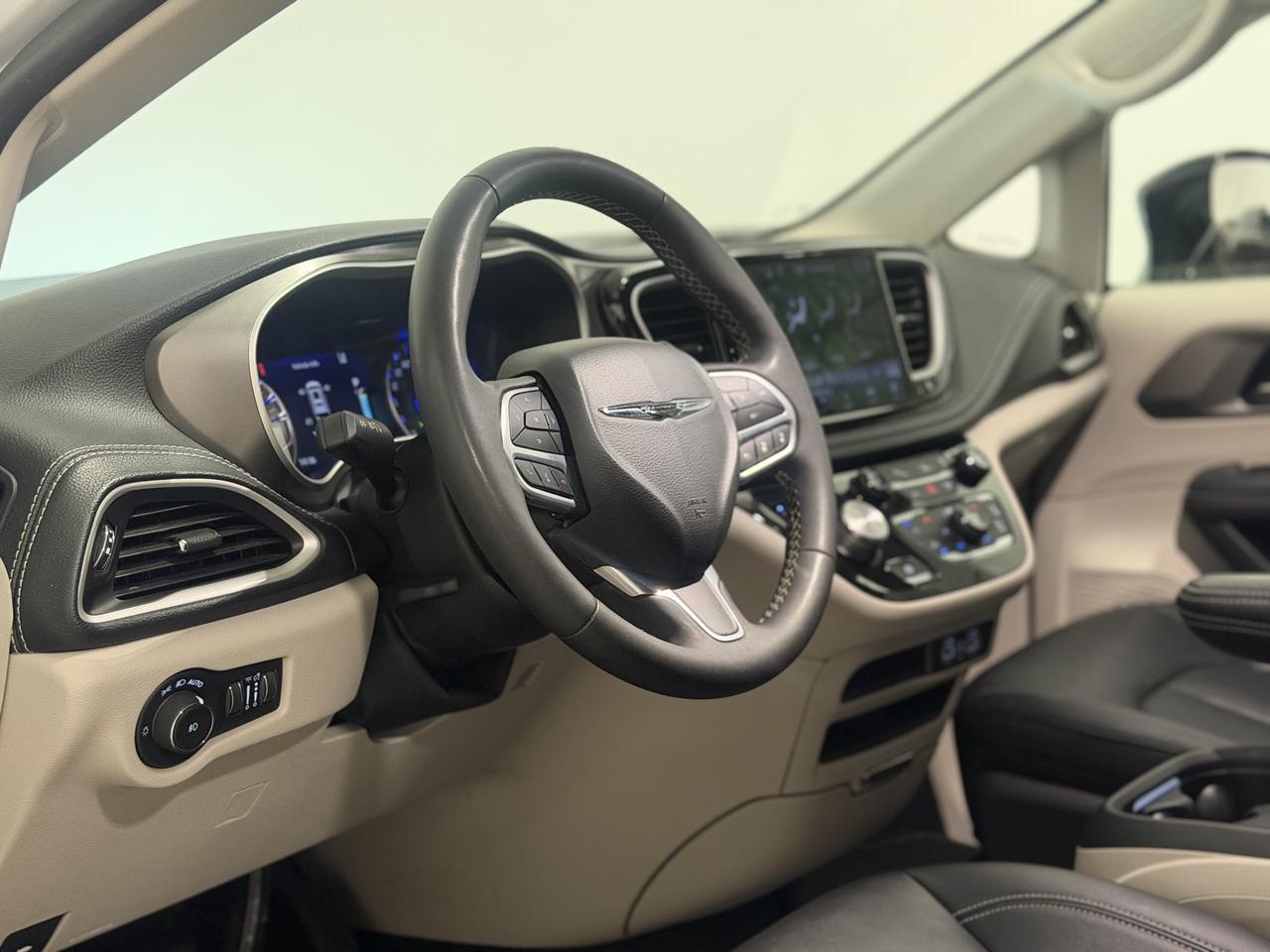 2024 Chrysler Pacifica TOURING-L | CARPLAY | LEATHER | CAPTAIN SEATS! Photo